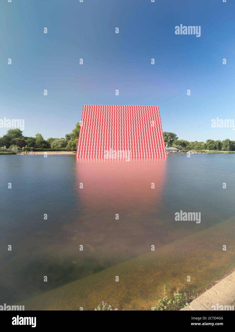 La mastaba de Londres de Christo et Jeanne-Claude est une sculpture temporaire à Hyde Park composée de barils empilés horizontalement sur une plate-forme flottante du lac Serpentine. Installé pour l'été 2018 à Londres, Royaume-Uni. Banque D'Images