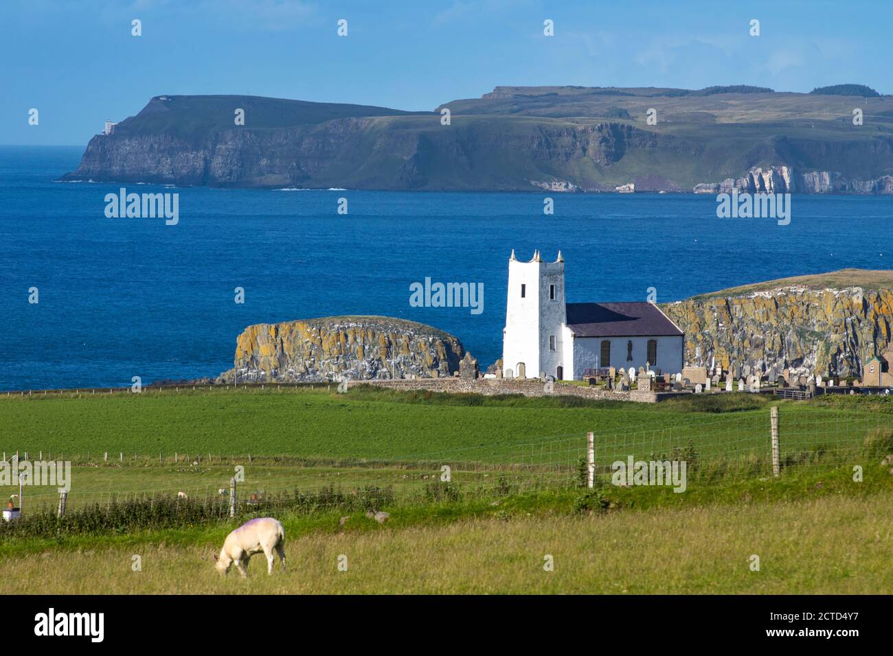 Église Ballintoy avec Rathlin en arrière-plan, Co Antrim Banque D'Images