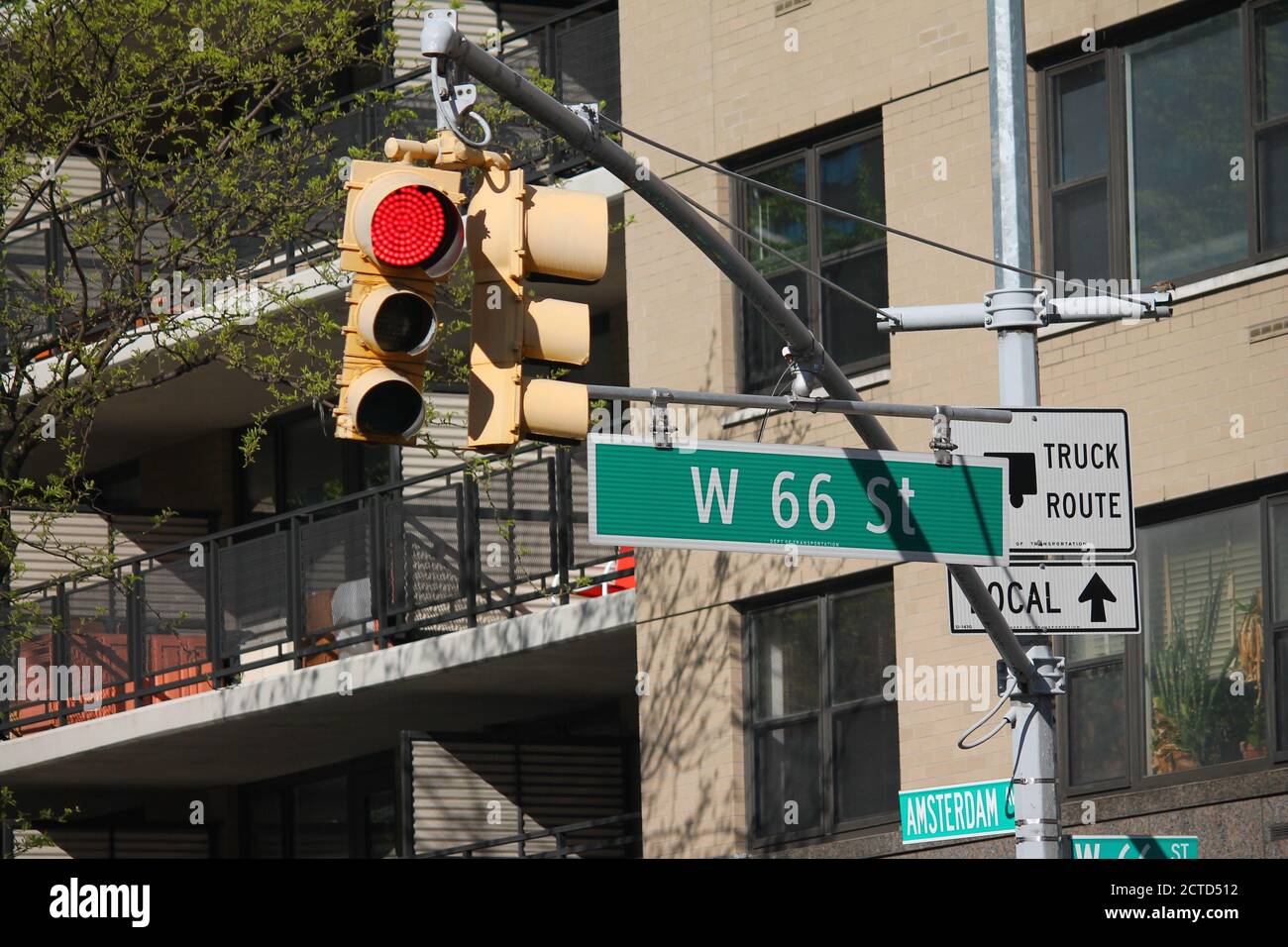 West 66th Street, panneau de signalisation vert à New York Banque D'Images