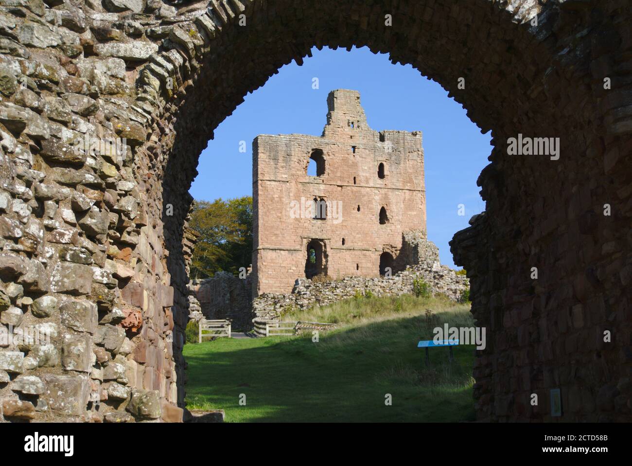 Vestiges du XIIe siècle Château de Norham, Northumberland, Royaume-Uni, un sujet favori de l'artiste JMW Turner, encadré par sa propre porte de l'Ouest. Banque D'Images
