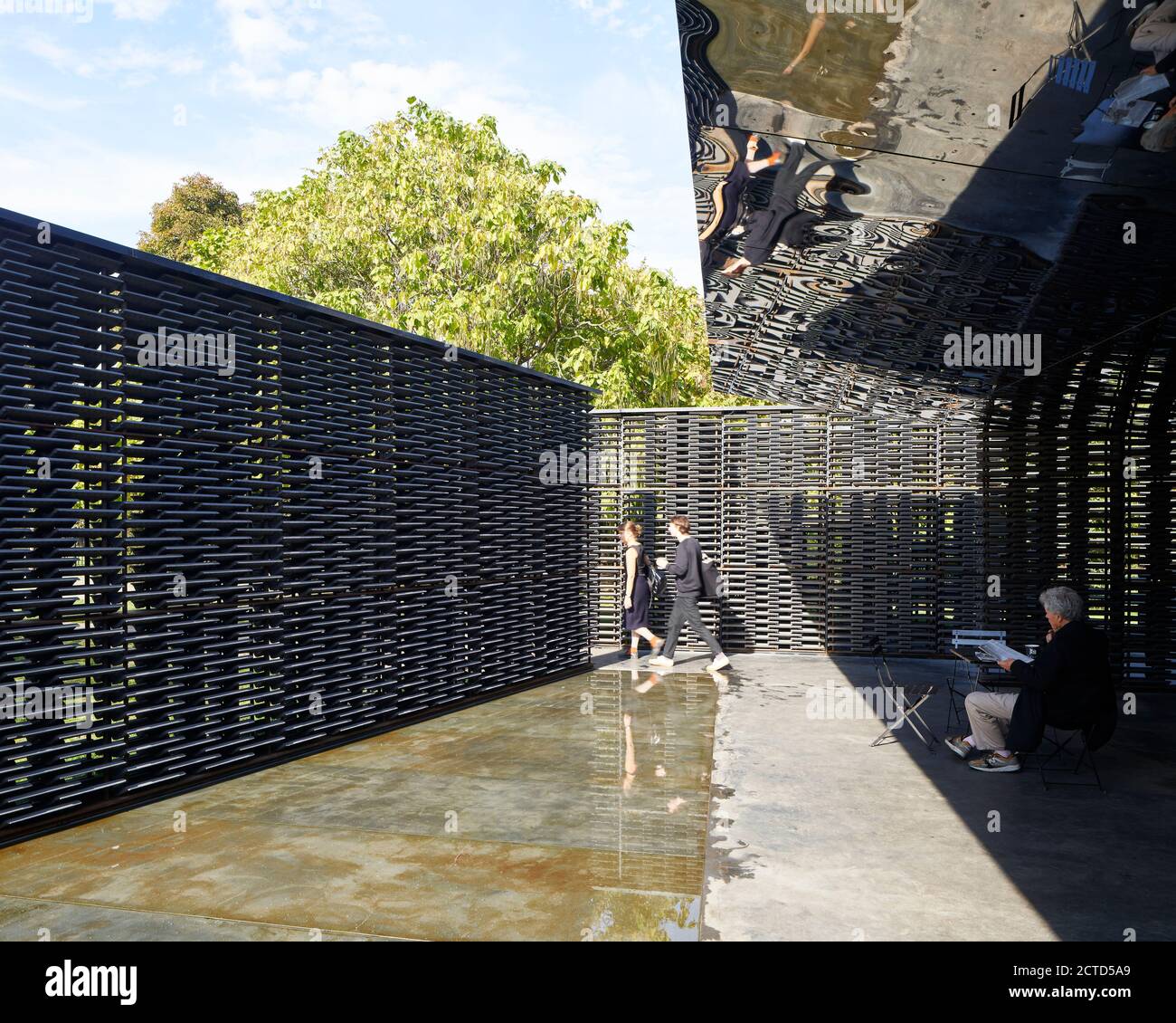 Intérieur du pavillon Serpentine 2018 sur la pelouse de la Serpentine Gallery à Kensington Gardens, Londres, Royaume-Uni. Conçu par l'architecte mexicain Frida Escobedo. Banque D'Images