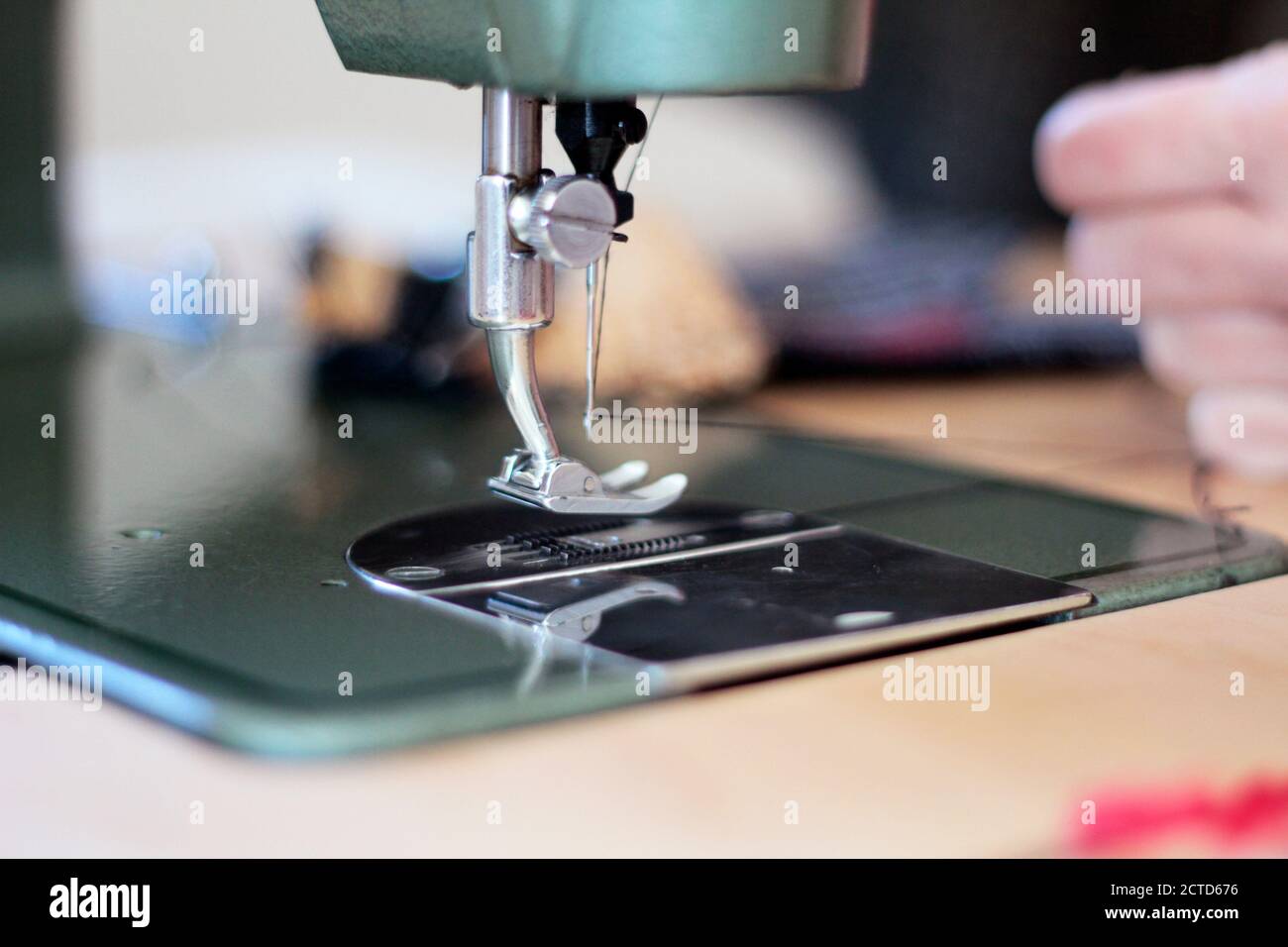 Couture à la machine. Détail du travail à la main sur mesure avec le tissu Banque D'Images