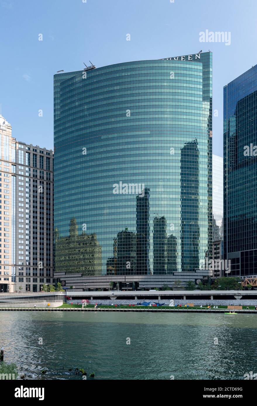 Une photo d'une journée de Chicago River Walk et 333 Wacker Drive Chicago, Illinois, USA 1983. Banque D'Images