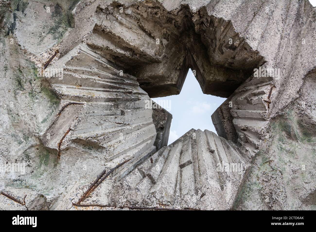 Ouverture dans le mur en béton avec étoile soviétique à cinq pointes. Banque D'Images