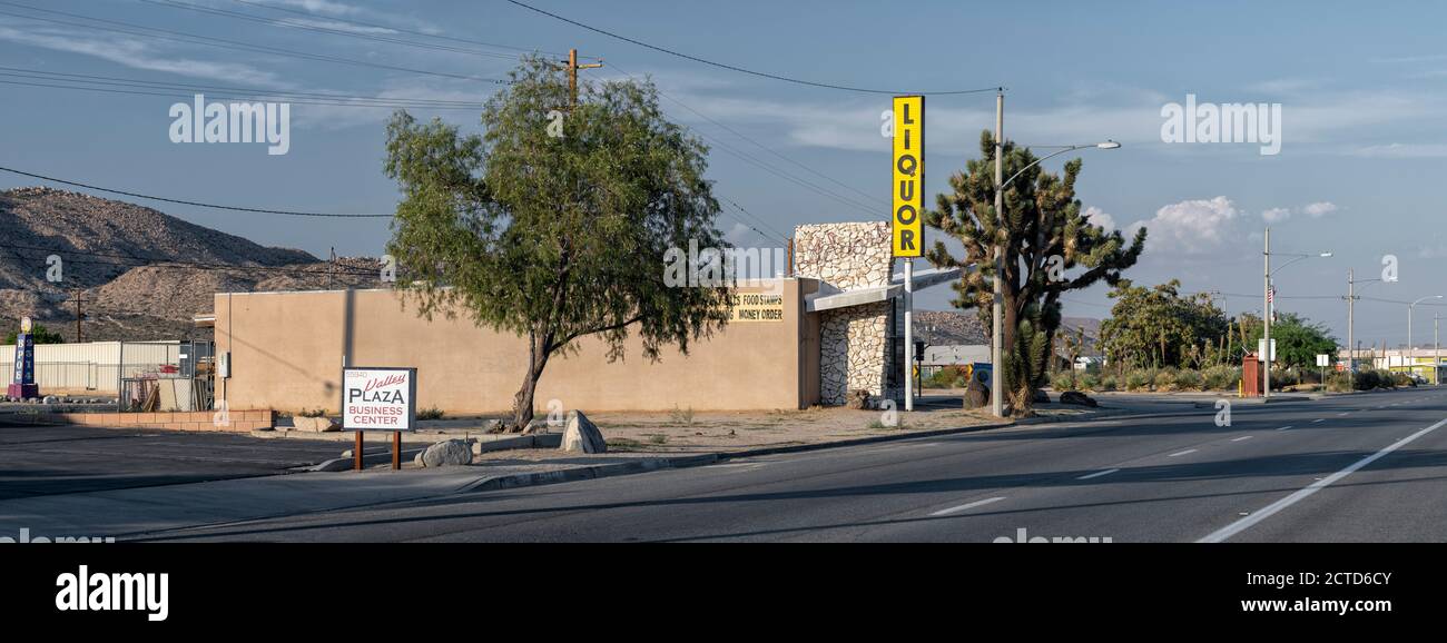 Une photo de jour d'été d'un magasin pratique avec enseigne Liquor. Palm Springs, Californie, États-Unis. Banque D'Images