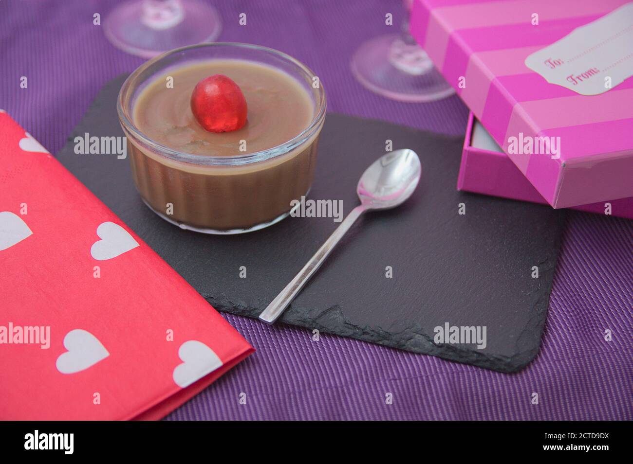 Dessert mousse au chocolat à côté d'une boîte cadeau et d'un quelques verres à un déjeuner ou un dîner romantique Banque D'Images