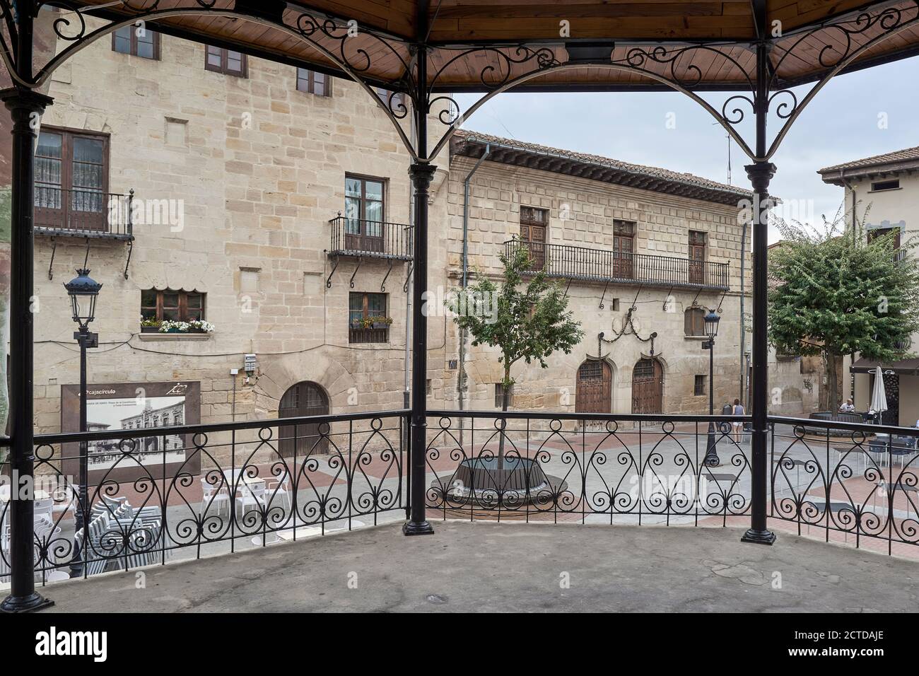 Temple sur la plaza españa de la ville Miranda de Ebro avec le palais des chaînes en arrière-plan, Burgos, Castille-Ahd Leon, Espagne, Europe Banque D'Images