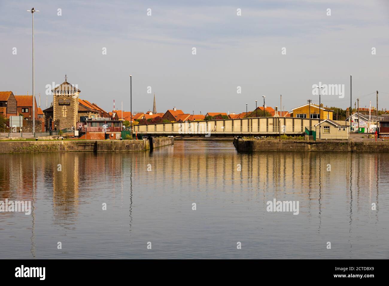 Bassin de Cumberland en direction du Pump House et du Merchants Road Swing Bridge. Bristol, Angleterre. Septembre 2020 Banque D'Images