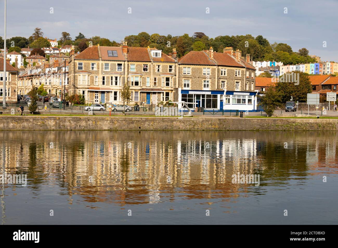 Maisons sur le côté de Cumberland Basin, Bristol, Angleterre. Septembre 2020 Banque D'Images