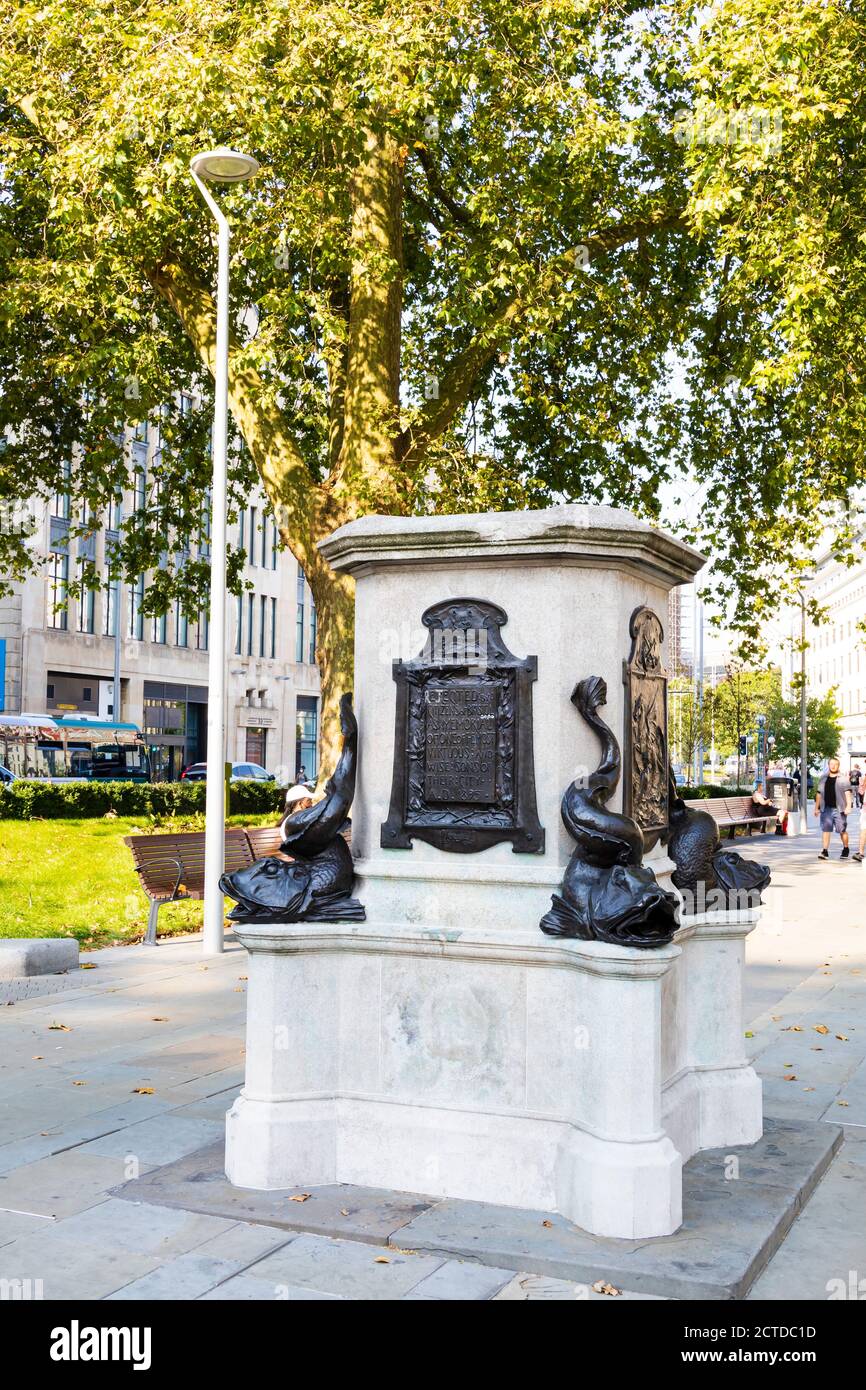 Les vestiges de la statue d'Edward Colston, renversés par les manifestants lors des manifestations de George Floyd/BLM du 7 juin 2020. Le Centre, Bristol, Angleterre. 2 septembre Banque D'Images