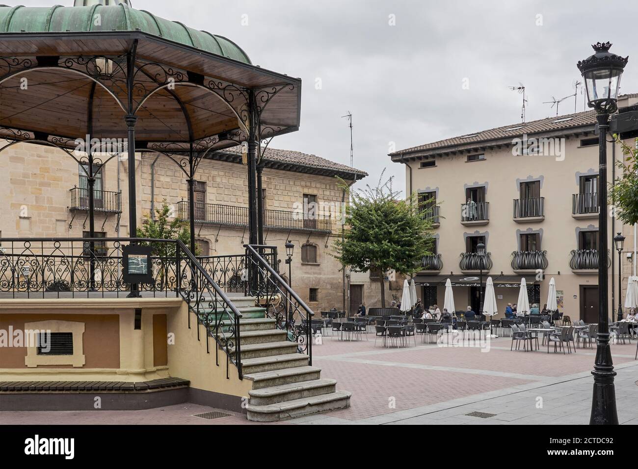 Temple sur la plaza españa de la ville Miranda de Ebro avec le palais des chaînes en arrière-plan, Burgos, Castille-Ahd Leon, Espagne, Europe Banque D'Images