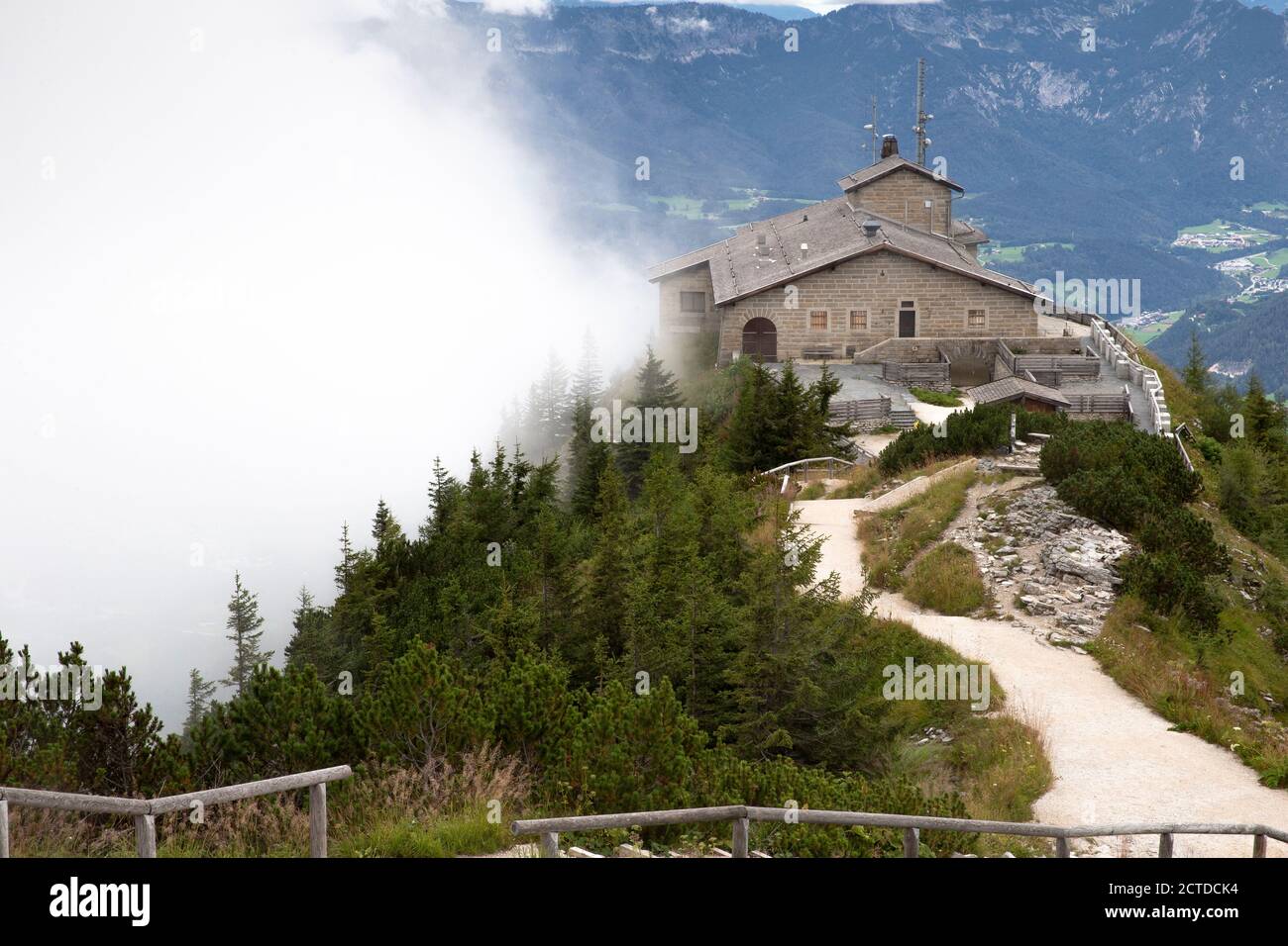 Kehlsteinhaus, Eagle Nest, Berchtesgaden en en Allemagne, histoire place beau paysage sur sommet de montagne avec brume, fond nuageux Banque D'Images