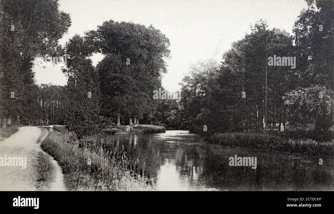 Une vue historique des rives de la somme près d'Amiens, en France, tirée d'une carte postale vers 1900s. Banque D'Images