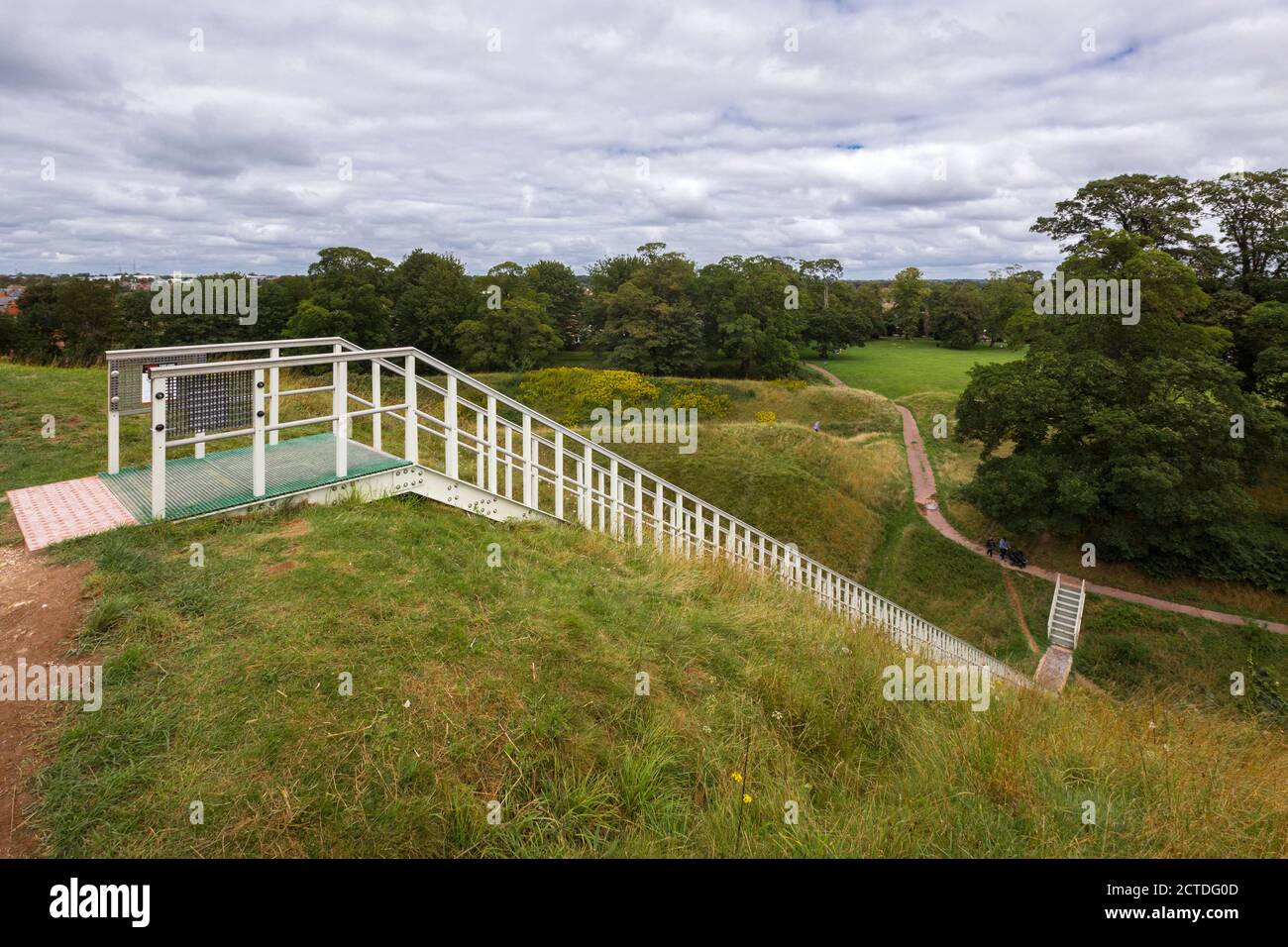 Vue depuis le haut des escaliers jusqu'à la motte médiévale au château de Thetford, Thetford, Norfolk, Angleterre, Royaume-Uni. Banque D'Images