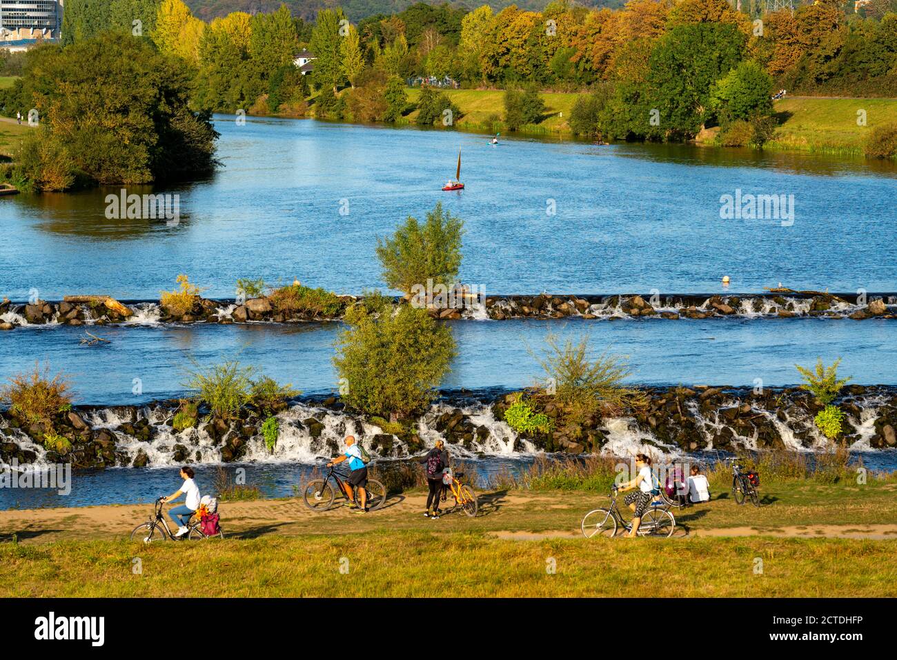 La Ruhrwehr, barrage de la Ruhr, près de Hattingen, cycliste, sur le sentier cyclable de la Ruhr, NRW, Allemagne, Banque D'Images