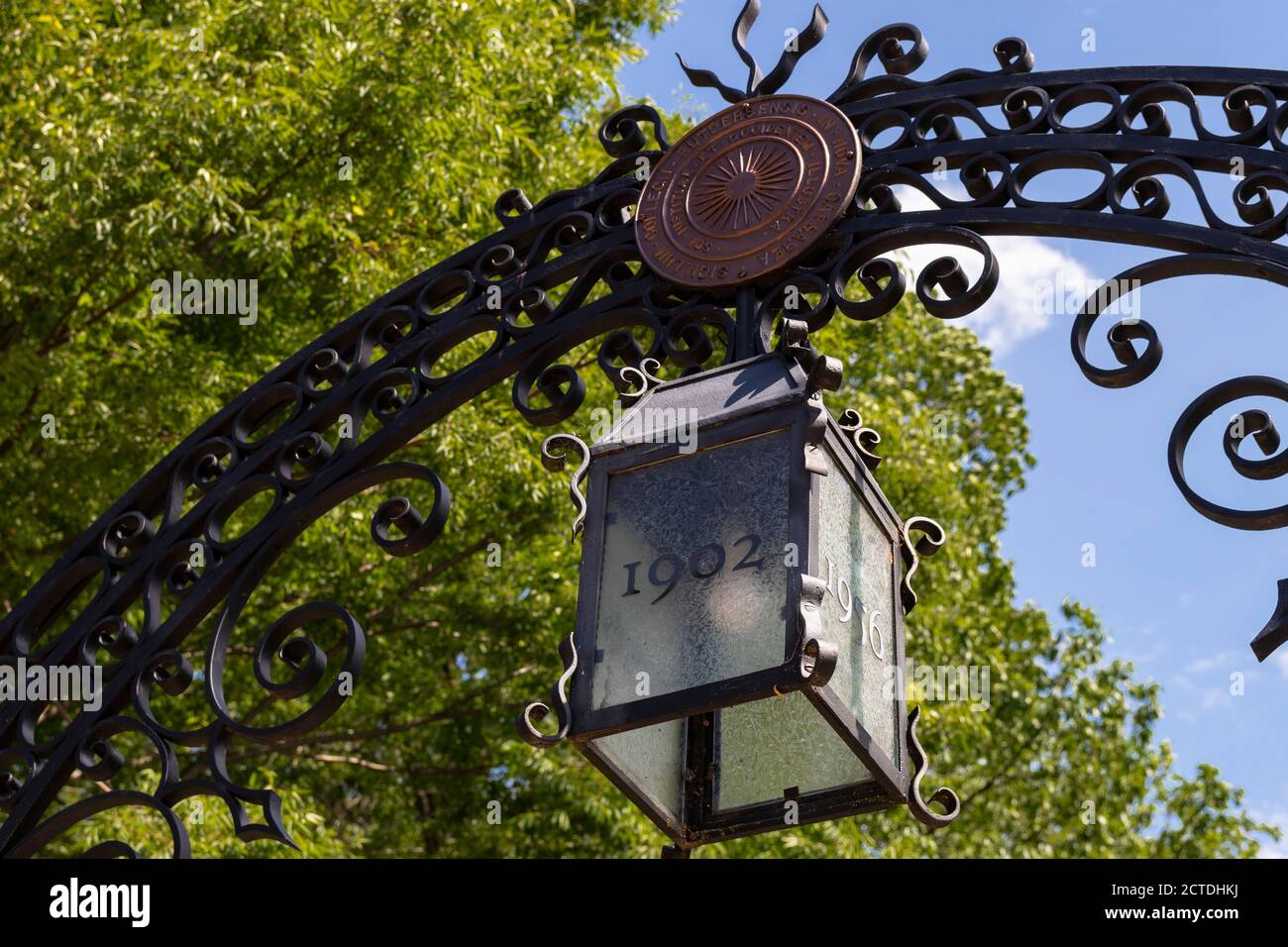 La lanterne est suspendue de la classe 1902 Memorial Gateway à Old Campus de Queens à l'Université Rutgers Banque D'Images