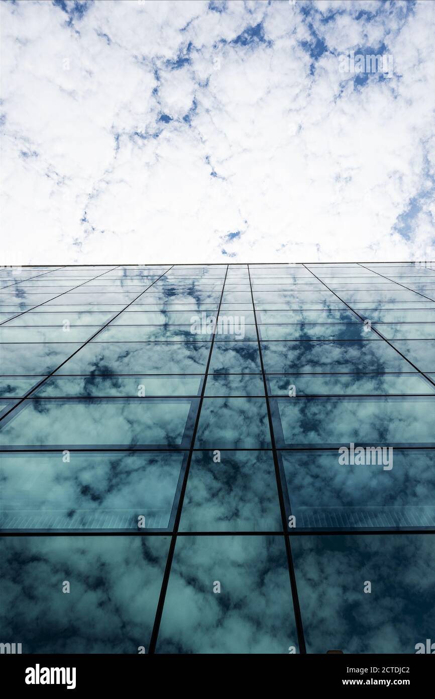 Le reflet des nuages sur la façade de verre de un bâtiment Banque D'Images