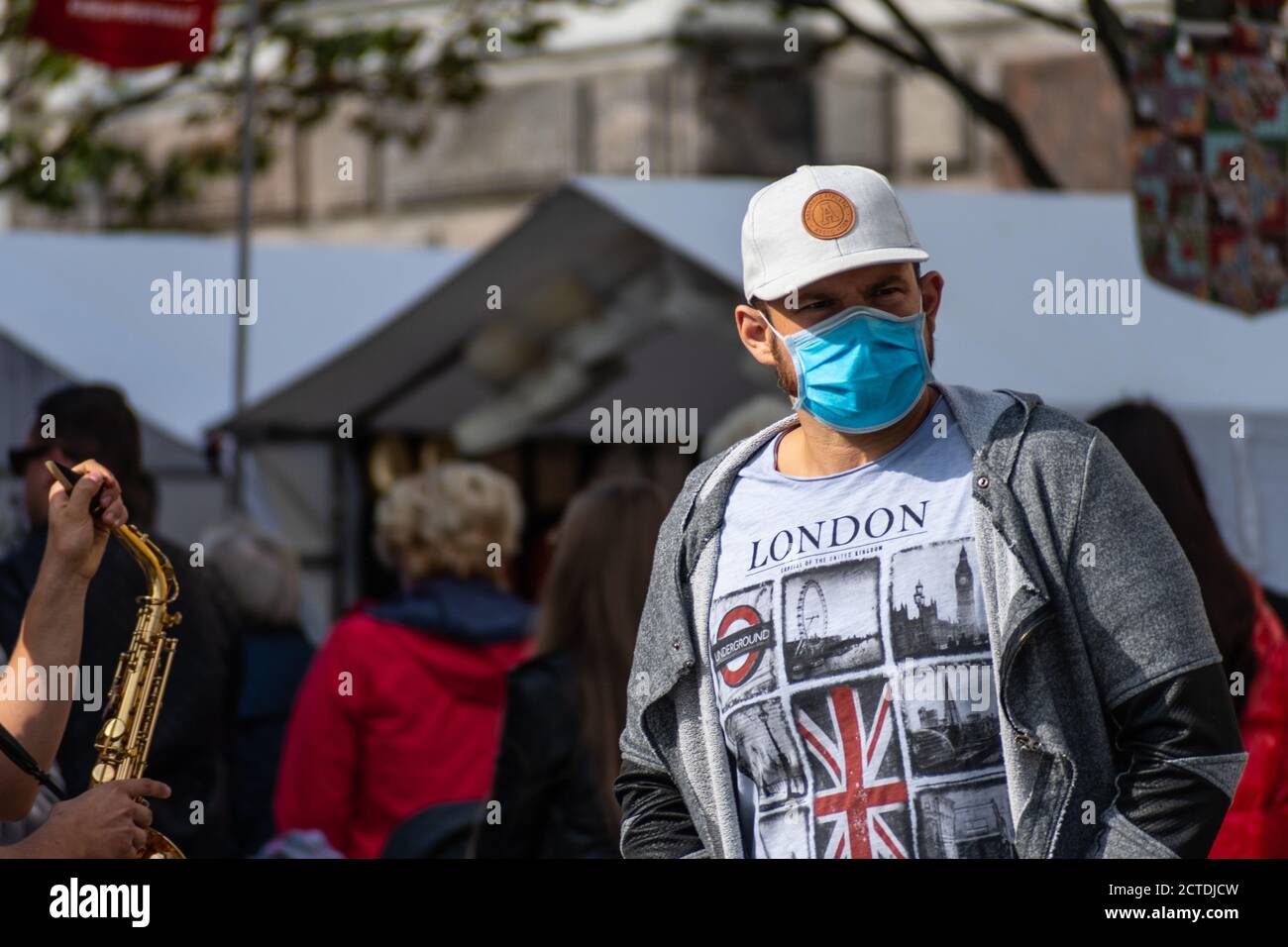 Homme portant un masque avec un t-shirt London, drapeau britannique. Boris Johnson a annoncé de nouveaux coronavirus, des restrictions de Covid et des mesures pour l'Angleterre Banque D'Images