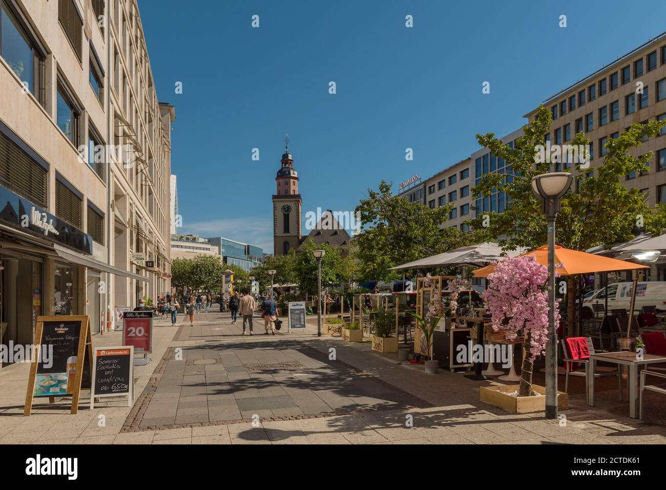 Piétons sur Kaiserstrasse dans le centre de Francfort-sur-le-main, Allemagne Banque D'Images