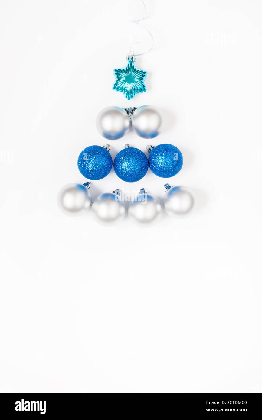 Composition de Noël ou du nouvel an 2021. Magnifique sapin de Noël fait de décorations bleues et argentées sur fond blanc et espace de copie. Carte de vœux Banque D'Images