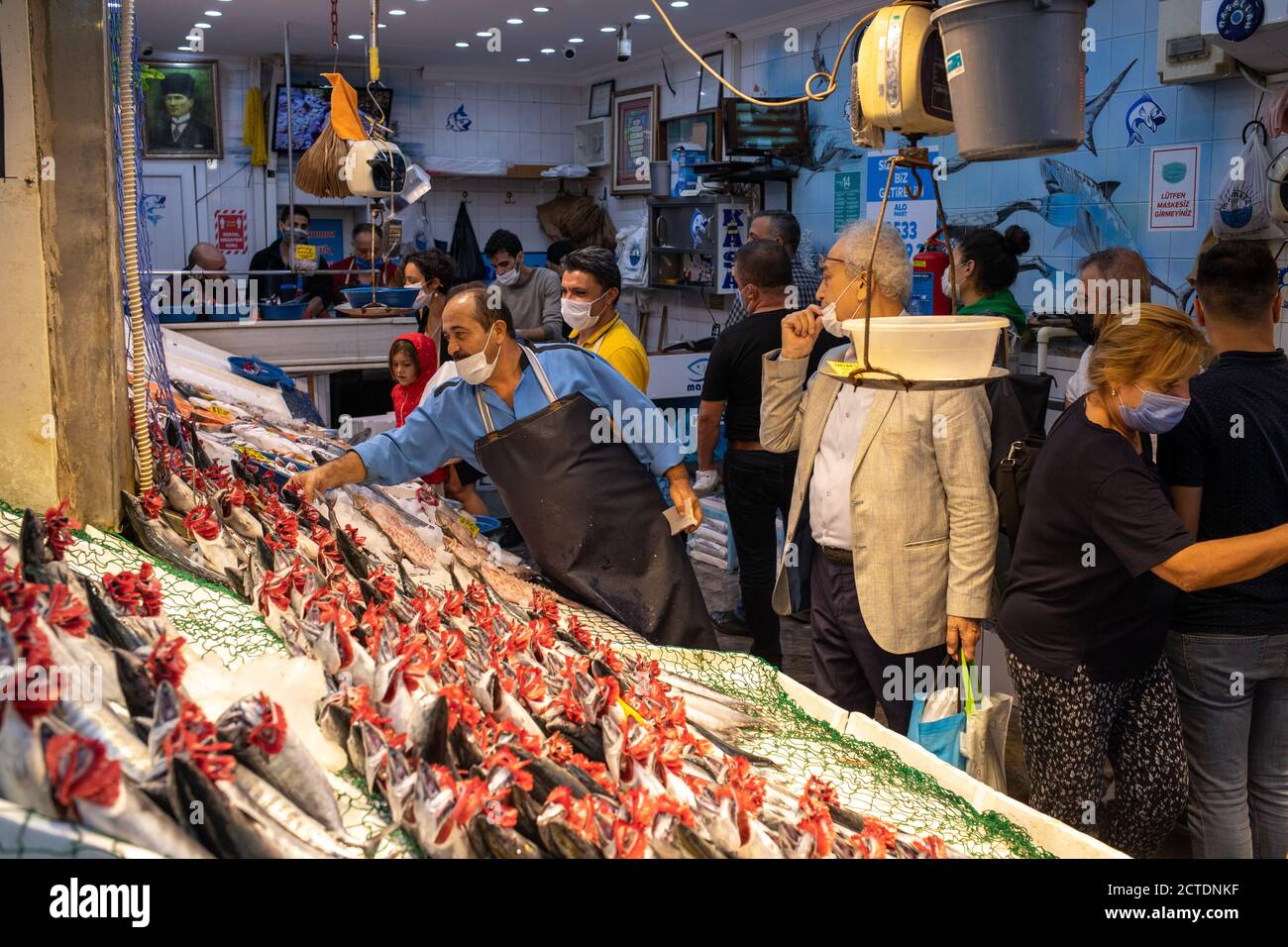 Malgré la pandémie du coronavirus, le marché des poissons de Kadikoy était au moins aussi peuplé que les étals. Avec la fin des interdictions de chasse en septembre. Banque D'Images