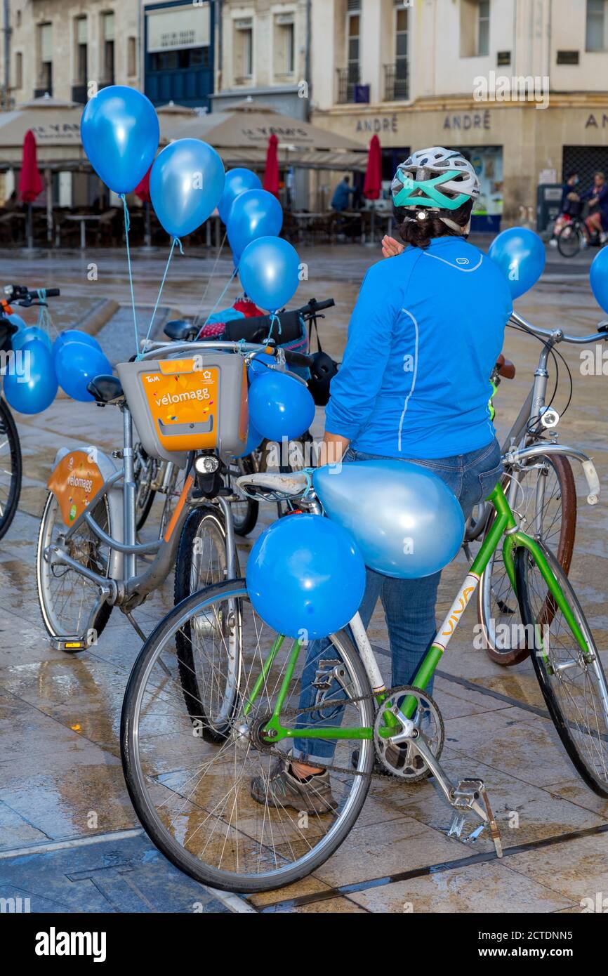 Balade à vélo des femmes de fantaisie Banque de photographies et d'images à  haute résolution - Alamy