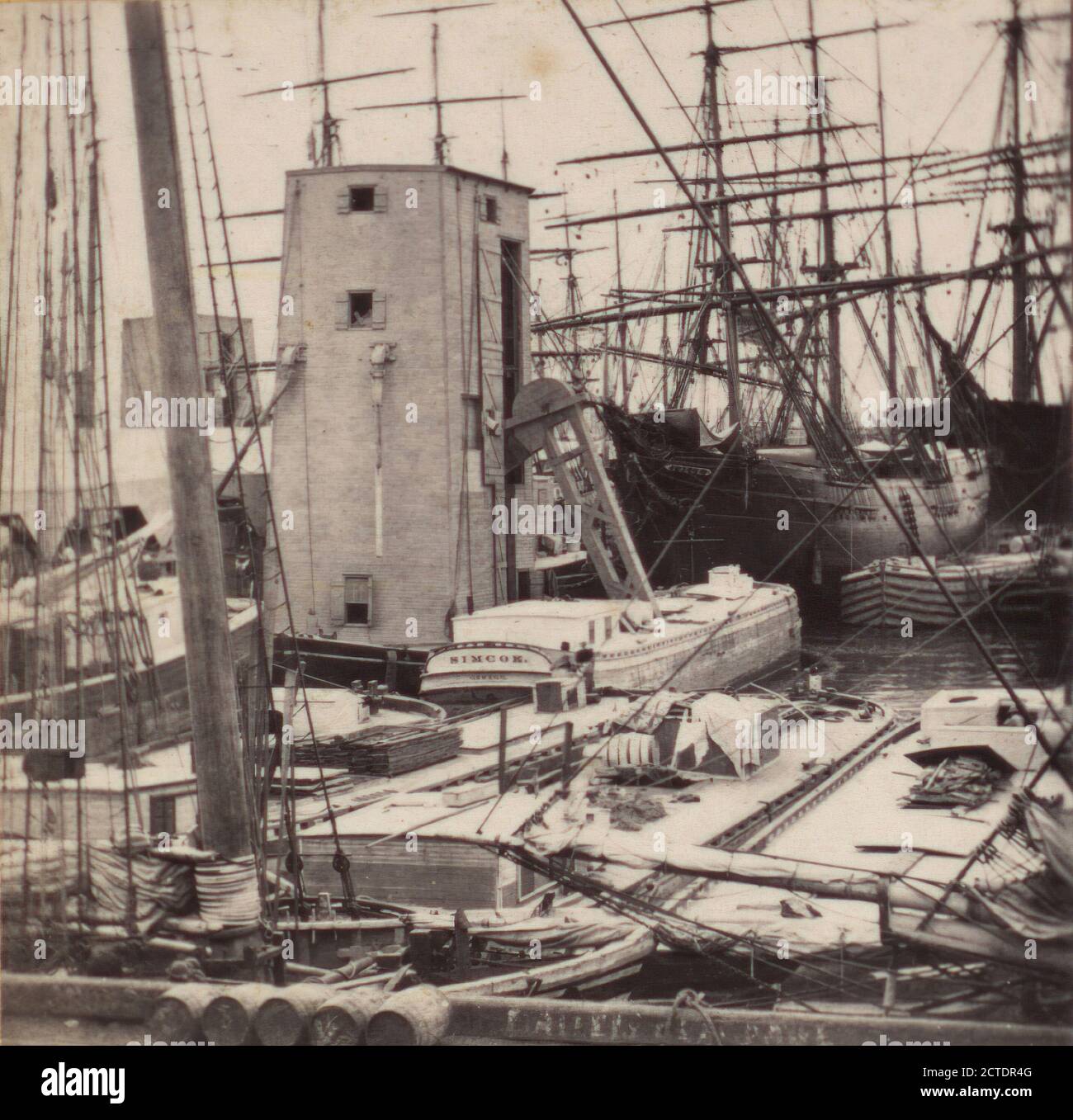 En regardant le long des quais, depuis le marché Fulton, où se trouvent des silos à grains flottants., 1860, New York (État), New York (N.Y.), New York, Manhattan (New York, N.Y.), New York Harbour (N.Y. et N.J Banque D'Images