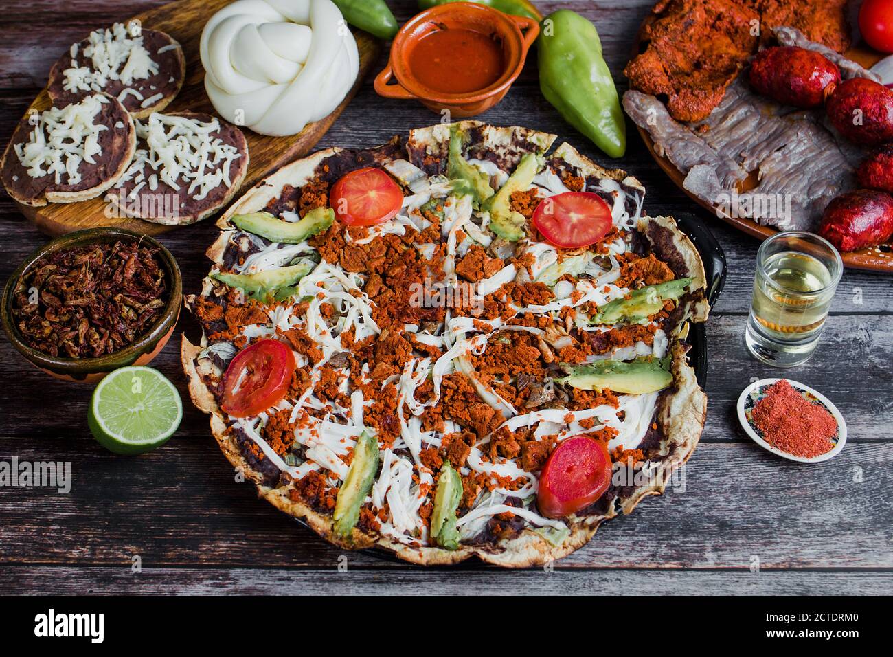 Tlayuda cuisine traditionnelle mexicaine d'Oaxaca, Mexique Banque D'Images