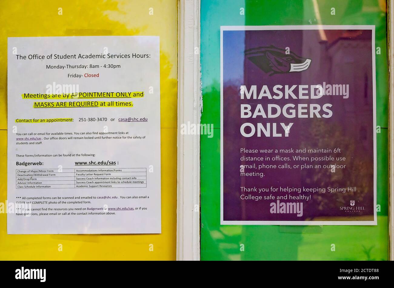 Un panneau rappelle aux élèves de porter un masque pour empêcher la propagation de COVID-19 au Spring Hill College, le 22 août 2020, à Mobile, Alabama. Banque D'Images