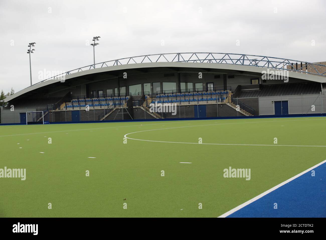 Terrain de hockey et sièges Spectator dans un complexe sportif communautaire Banque D'Images