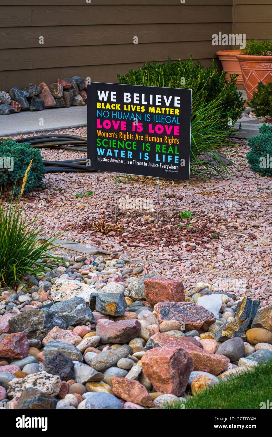 Affiche affichée dans la cour avant de la maison suburbaine exprimant les croyances du résident comme des droits de la personne, Castle Rock Colorado USA. Photo prise en septembre 2020. Banque D'Images