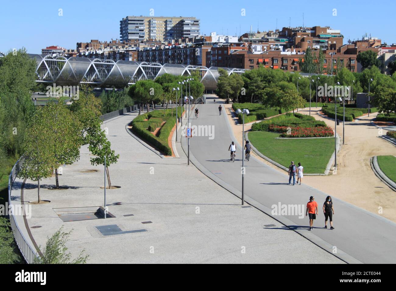 Plusieurs personnes marchant avec un masque facial dans le parc linéaire de la rivière Madrid (Espagne). / Ana Bornay Banque D'Images