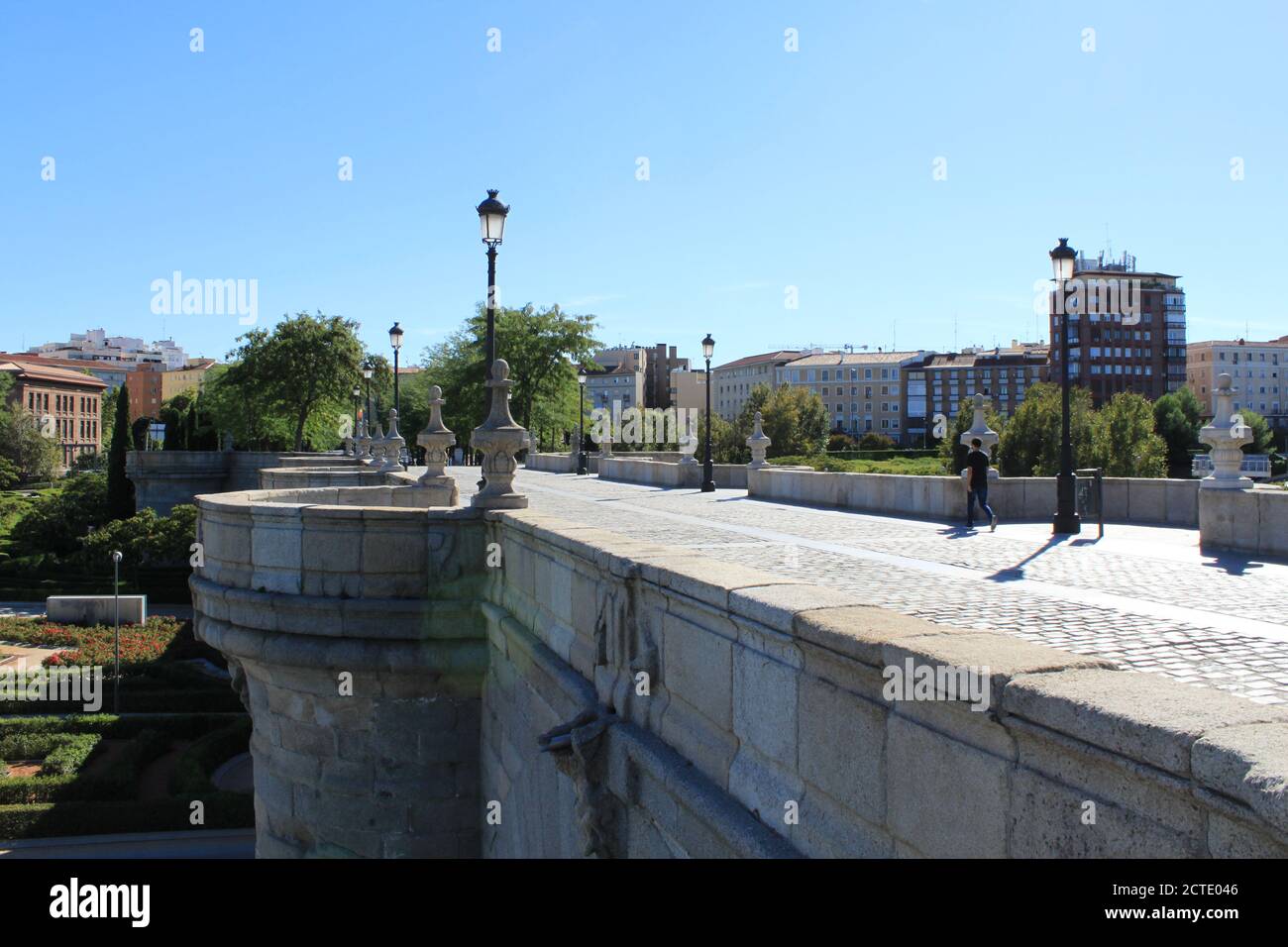 Un homme traverse le pont de Tolède avec un masque dans la ville de Madrid (Espagne) en septembre 2020. / Ana Bornay Banque D'Images