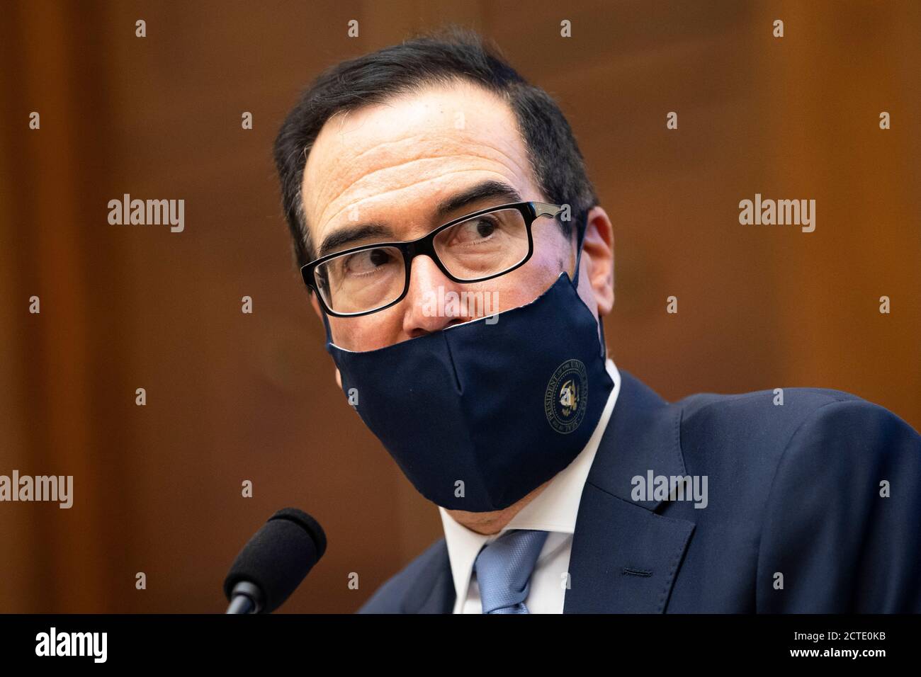 (200922) -- WASHINGTON, le 22 septembre 2020 (Xinhua) -- le secrétaire américain au Trésor, Steven Mnuchin, témoigne d'une audience devant le Comité des services financiers de la Chambre sur Capitol Hill, à Washington, DC, aux États-Unis, le 22 septembre 2020. Mnuchin a déclaré mardi que l'administration continue d'essayer de travailler avec le Congrès et est prête à parvenir à un accord bipartisan de soulagement COVID-19, notant qu'un paquet "ciblé" est encore nécessaire. (Caroline Brehman/piscine via Xinhua) Banque D'Images