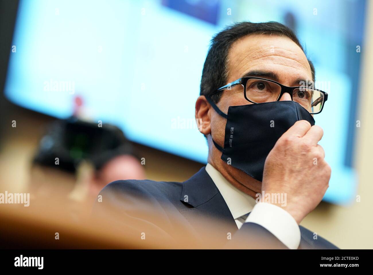 (200922) -- WASHINGTON, le 22 septembre 2020 (Xinhua) -- le secrétaire américain au Trésor, Steven Mnuchin, témoigne d'une audience devant le Comité des services financiers de la Chambre sur Capitol Hill, à Washington, DC, aux États-Unis, le 22 septembre 2020. Mnuchin a déclaré mardi que l'administration continue d'essayer de travailler avec le Congrès et est prête à parvenir à un accord bipartisan de soulagement COVID-19, notant qu'un paquet "ciblé" est encore nécessaire. (Joshua Roberts/piscine via Xinhua) Banque D'Images