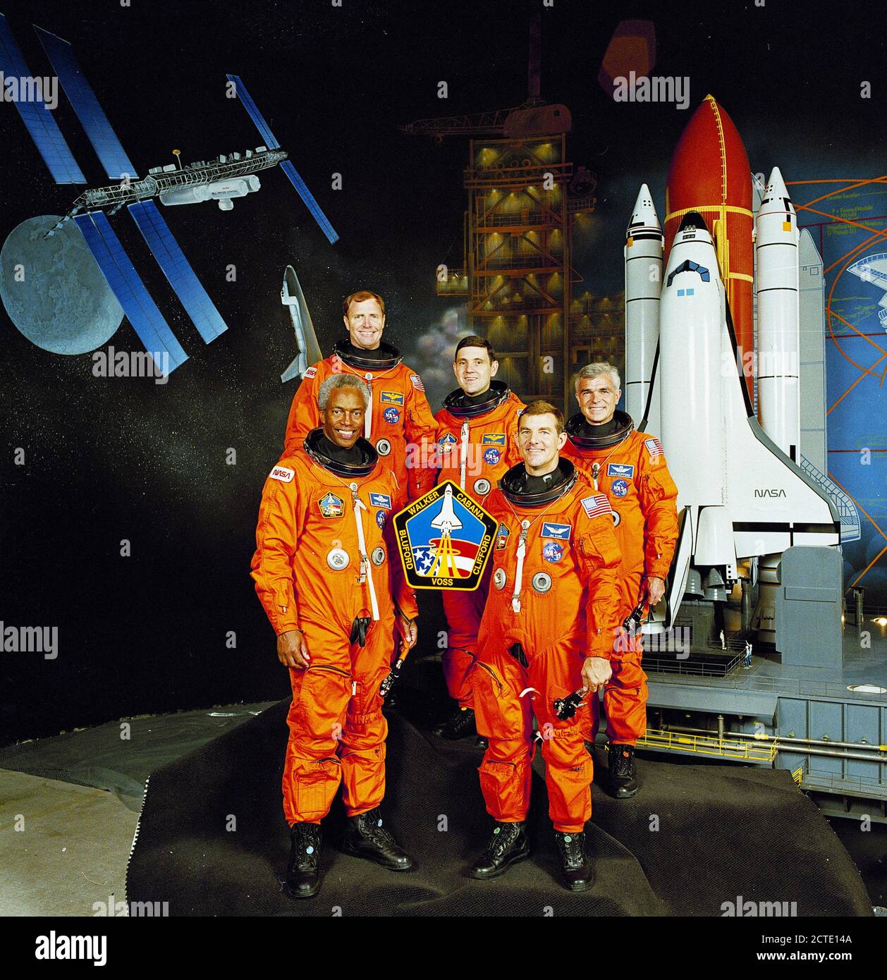 L'équipage de STS-53 portrait inclus les astronautes (l'avant de gauche à droite) : Guion Bluford, et James Voss, spécialistes de mission. Sur l'arrière, de gauche à droite, sont David Walker, commandant ; Robert Cabana, pilote, et Michael Rick Clifford, spécialiste de mission. Banque D'Images