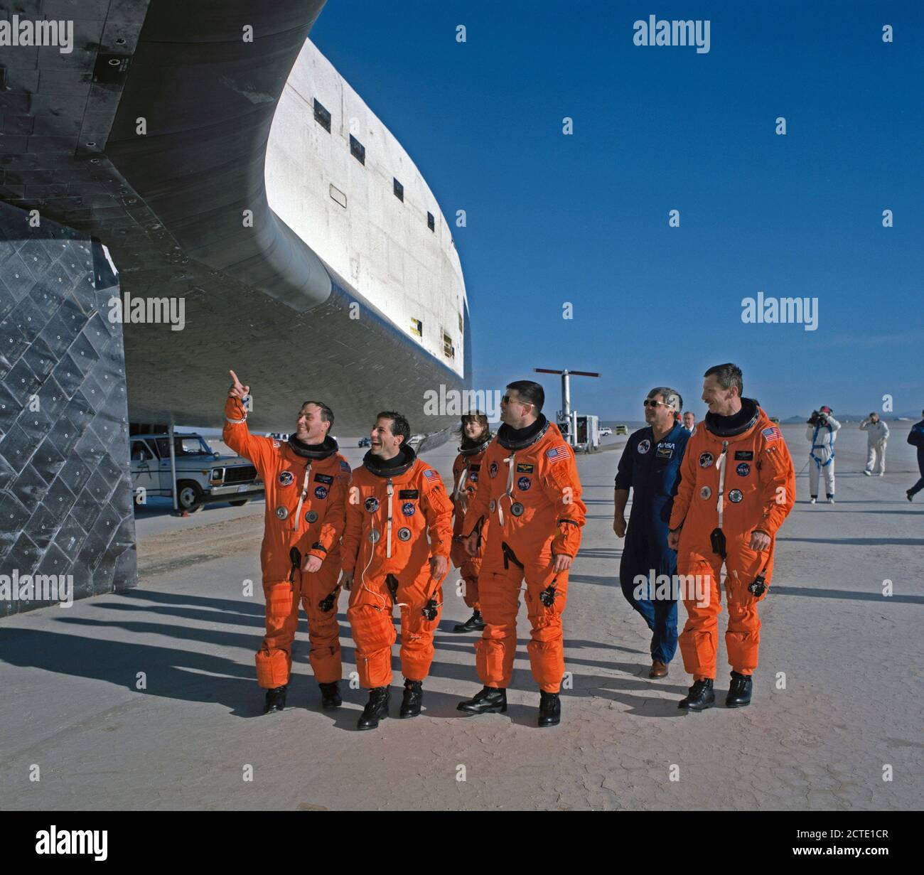 L'équipage de STS-37 inspecter le dessous de l'Atlantide, OV-104, à EAFB Banque D'Images