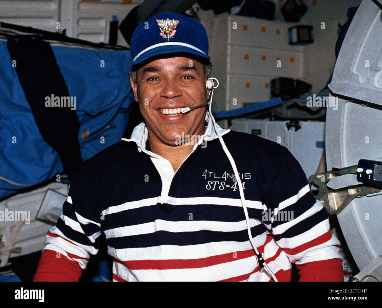 (24 Nov 1991 Déc-1) --- Le commandant de la mission STS-44 Frederick D. Gregory porte un cap rendant hommage à son alma mater, l'United States Air Force (USAF) Academy, sur le compartiment intermédiaire de la navette spatiale Atlantis, Véhicule (VO) 104. Banque D'Images