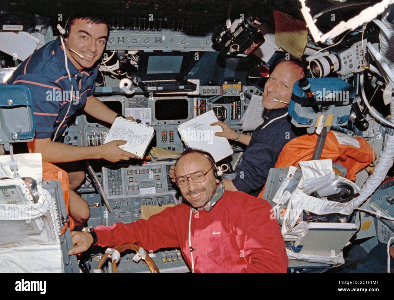 (31 juillet-8 août 1992) --- le 'blue-shift" posent les membres de l'équipage dans le poste de pilotage de la navette spatiale en orbite autour de la terre l'Atlantide. De gauche à droite, Andrew M. Allen, pilote, Franco Malerba, représentant l'Agence spatiale italienne (ASI) et scientifique suisse Claude Nicollier, représentant l'Agence spatiale européenne (ESA). Banque D'Images
