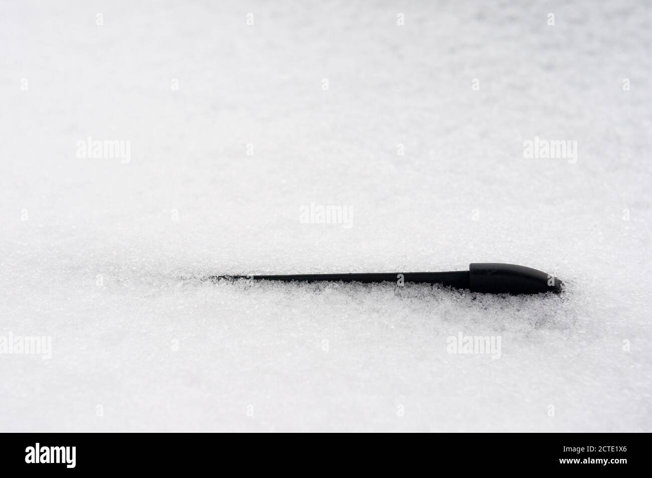 L'essuie-glace de voiture se déglisse d'une couche de neige Banque D'Images L'essuie-glace de voiture se déglisse d'une couche de neige Banque D'Images