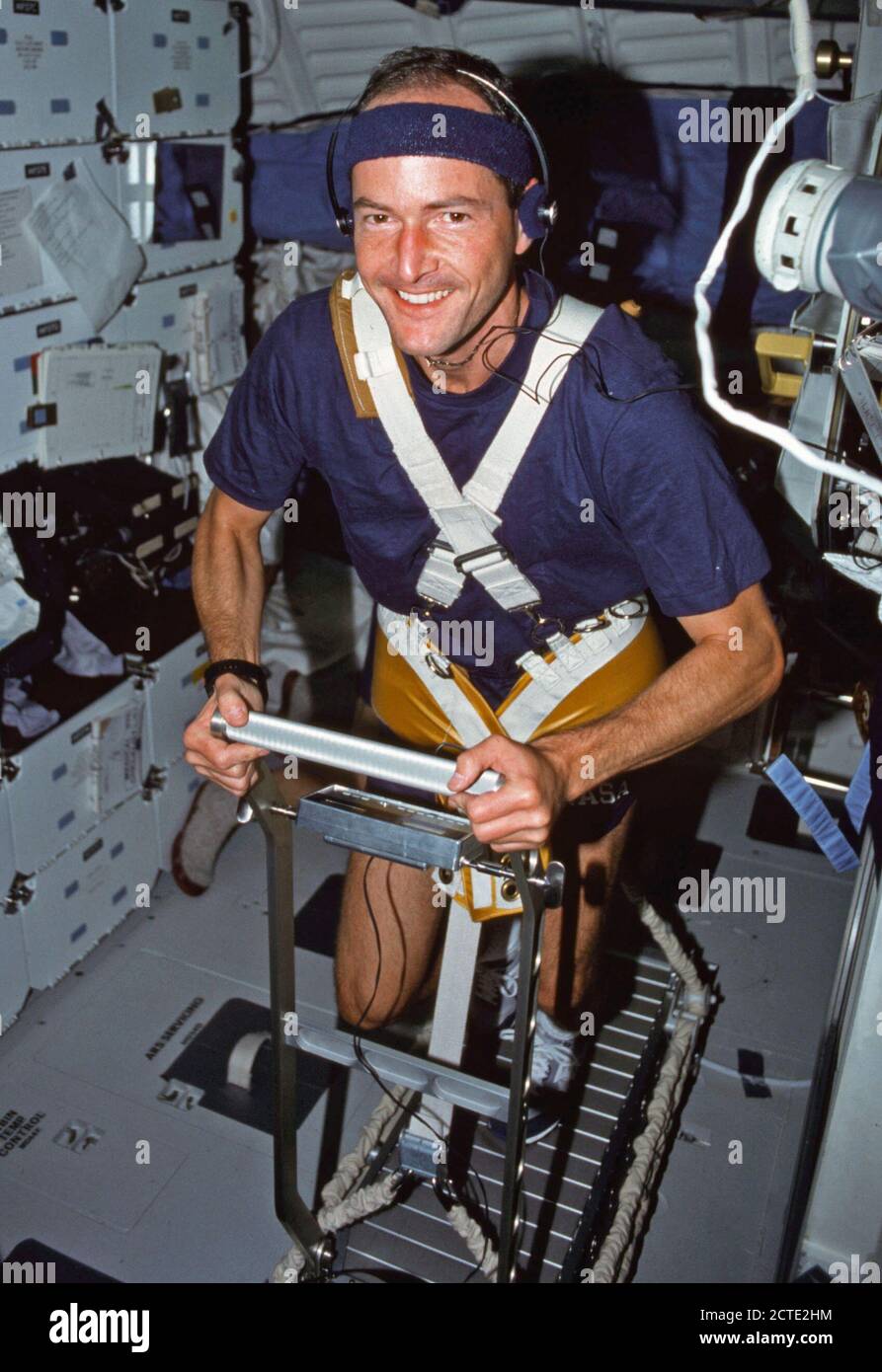 (2-11 août 1991) --- L'astronaute David G. Low, spécialiste de mission de STS-43, travaille sur un tapis roulant qui a été utilisé pour les tests médicaux sur les neuf jours de vol. Banque D'Images