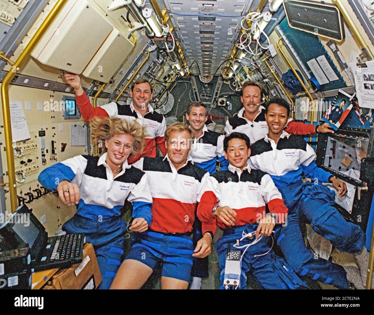 (12 - 20 septembre 1992) --- les membres de l'équipe monter pour le traditionnel portrait en vol dans ce cadre 35 mm photographié dans le module scientifique en orbite autour de la Terre à bord de la navette spatiale Endeavour. De gauche à droite (avant) sont N. Jan Davis, Mark Lee et Mamoru Mohri, (arrière) et Curtis Brown, Jr., Jerome Apt, Robert Gibson et Mae Jemison. Banque D'Images