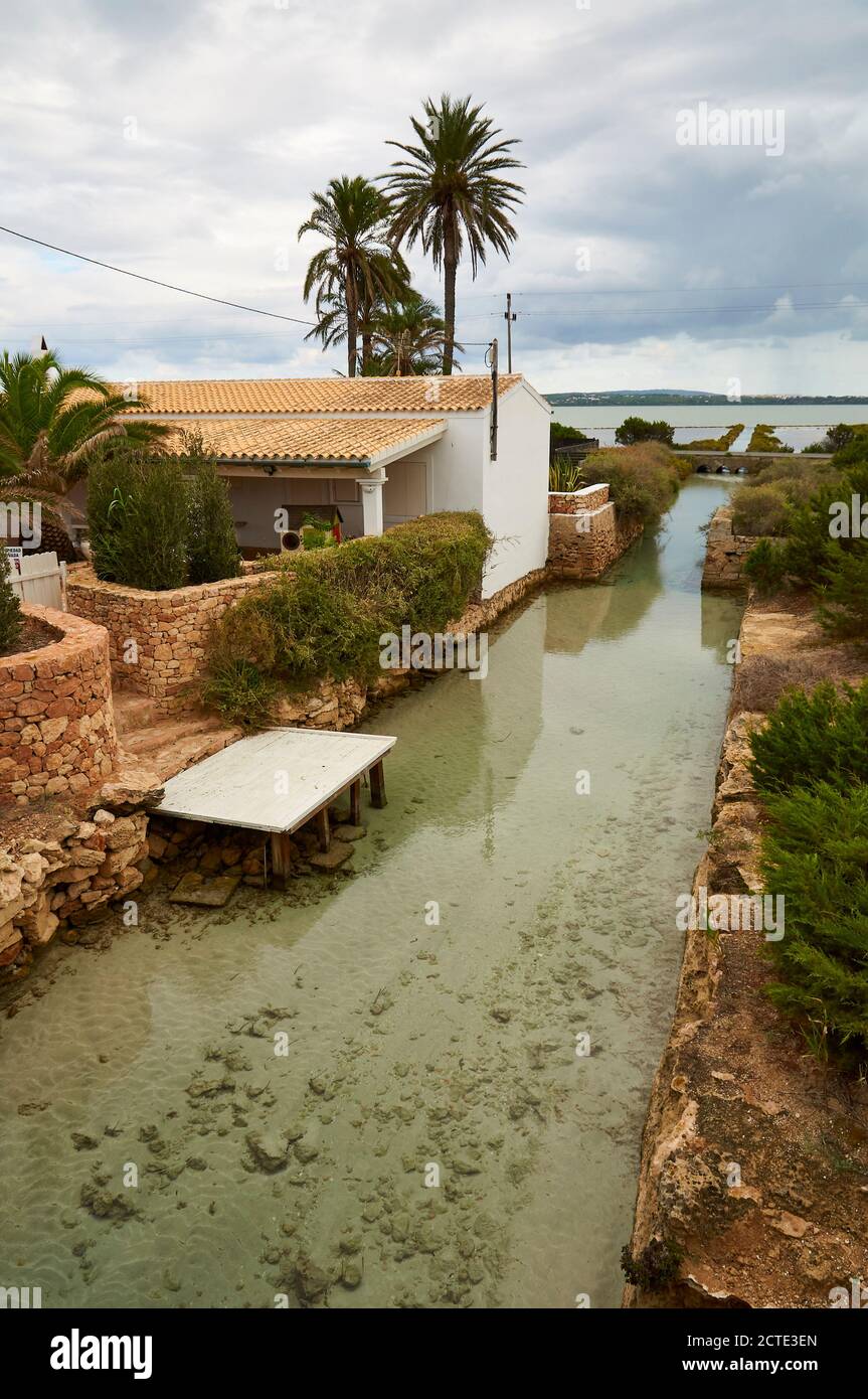 Sa Sesquia canal d'eau qui communique le lagon marin Estany Pudent et les salines avec la mer Méditerranée (Formentera, Iles Baléares, Espagne) Banque D'Images Sa Sesquia canal d'eau qui communique le lagon marin Estany Pudent et les salines avec la mer Méditerranée (Formentera, Iles Baléares, Espagne) Banque D'Images