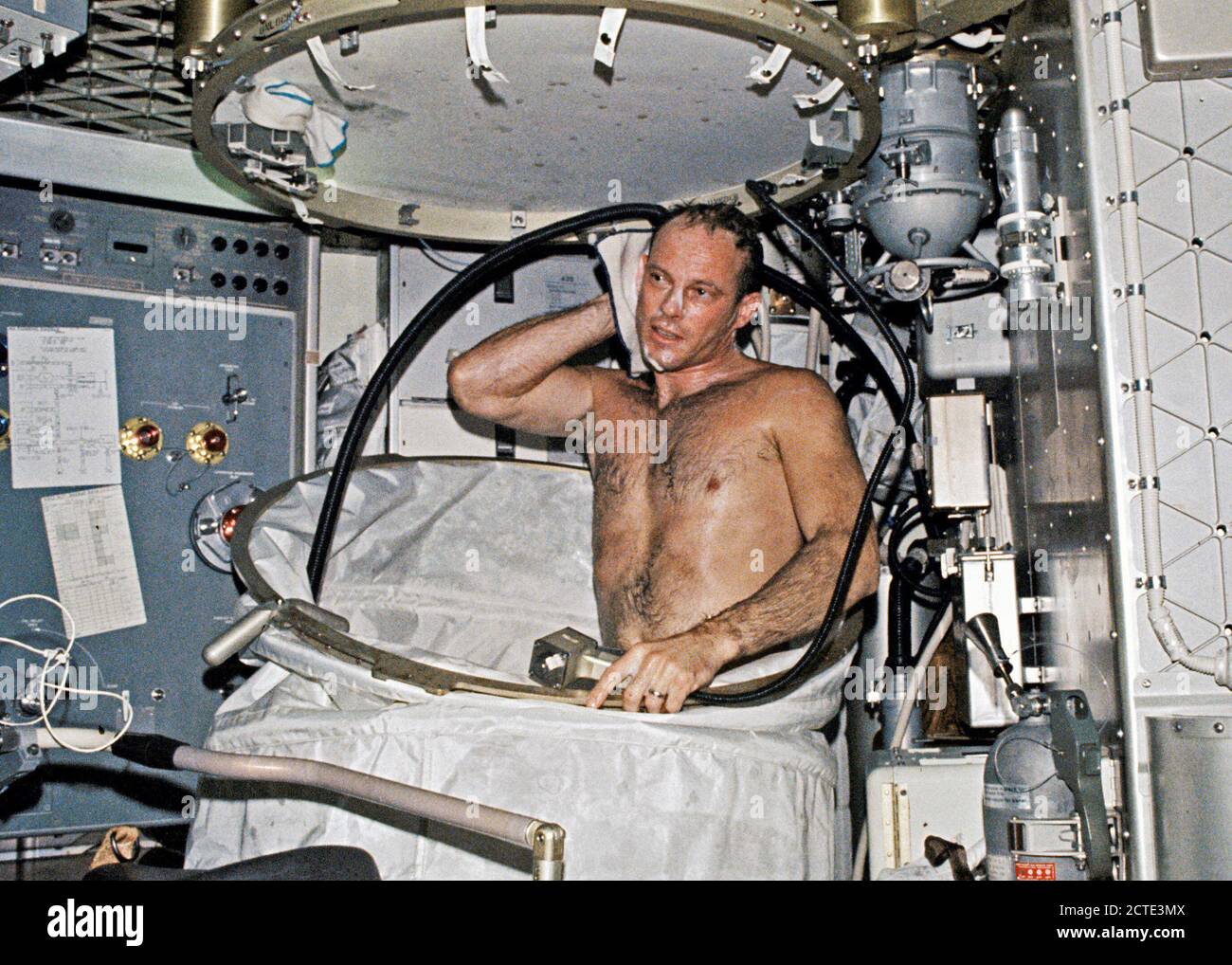 (Juillet-septembre 1973) --- Une vue rapprochée de l'astronaute Jack R. Lousma, Skylab 3 pilote, prendre un bain chaud dans l'espace équipage de l'atelier orbital (OWS) de la station spatiale Skylab cluster dans l'orbite de la Terre. Banque D'Images