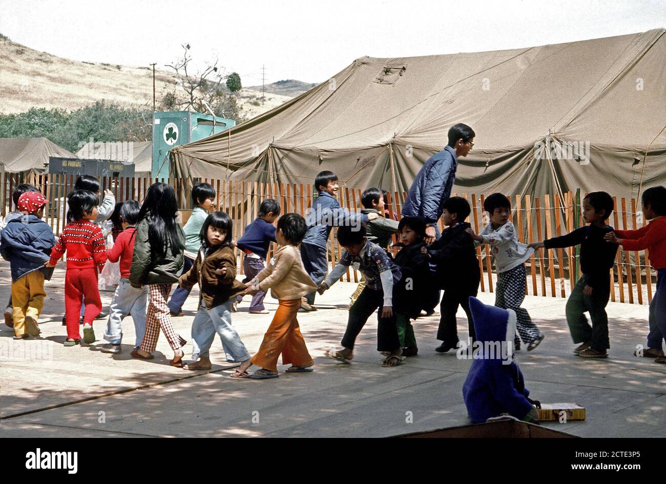 1975 - Les enfants jouent à un établissement de logements temporaires pour les réfugiés vietnamiens. Banque D'Images