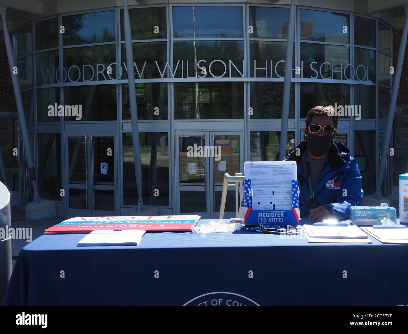 Washington, District de Columbia. 22 septembre 2020. LaDawne White, Washington, DCÃs Spécialiste de la sensibilisation du Conseil de l'éducation a établi une table pour l'inscription des électeurs et les demandes de travailleurs électoraux des étudiants à l'école secondaire Wilson lors de la Journée nationale d'inscription des électeurs. Crédit : Sue Dorfman/ZUMA Wire/Alay Live News Banque D'Images
