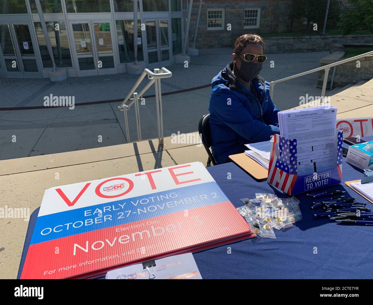 Washington, District de Columbia. 22 septembre 2020. LaDawne White, Washington, DCÃs Spécialiste de la sensibilisation du Conseil de l'éducation a établi une table pour l'inscription des électeurs et les demandes de travailleurs électoraux des étudiants à l'école secondaire Wilson lors de la Journée nationale d'inscription des électeurs. Crédit : Sue Dorfman/ZUMA Wire/Alay Live News Banque D'Images