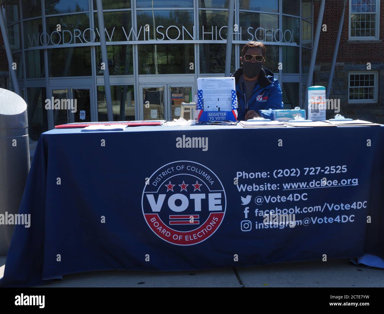 Washington, District de Columbia. 22 septembre 2020. LaDawne White, Washington, DCÃs Spécialiste de la sensibilisation du Conseil de l'éducation a établi une table pour l'inscription des électeurs et les demandes de travailleurs électoraux des étudiants à l'école secondaire Wilson lors de la Journée nationale d'inscription des électeurs. Crédit : Sue Dorfman/ZUMA Wire/Alay Live News Banque D'Images
