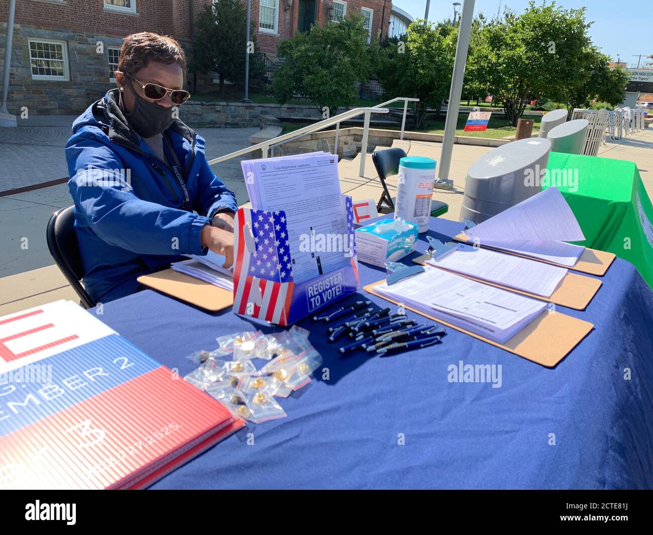 Washington, District de Columbia. 22 septembre 2020. LaDawne White, Washington, DCÃs Spécialiste de la sensibilisation du Conseil de l'éducation a établi une table pour l'inscription des électeurs et les demandes de travailleurs électoraux des étudiants à l'école secondaire Wilson lors de la Journée nationale d'inscription des électeurs. Crédit : Sue Dorfman/ZUMA Wire/Alay Live News Banque D'Images
