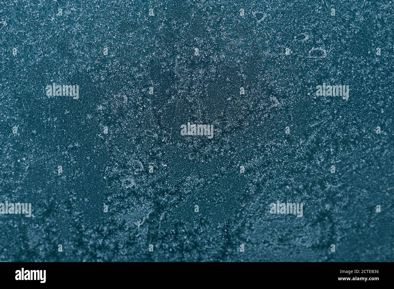 Texture de glace d'hiver sur la fenêtre gelée. Arrière-plan de Noël ou du nouvel an. Type de verre à basse température. Banque D'Images